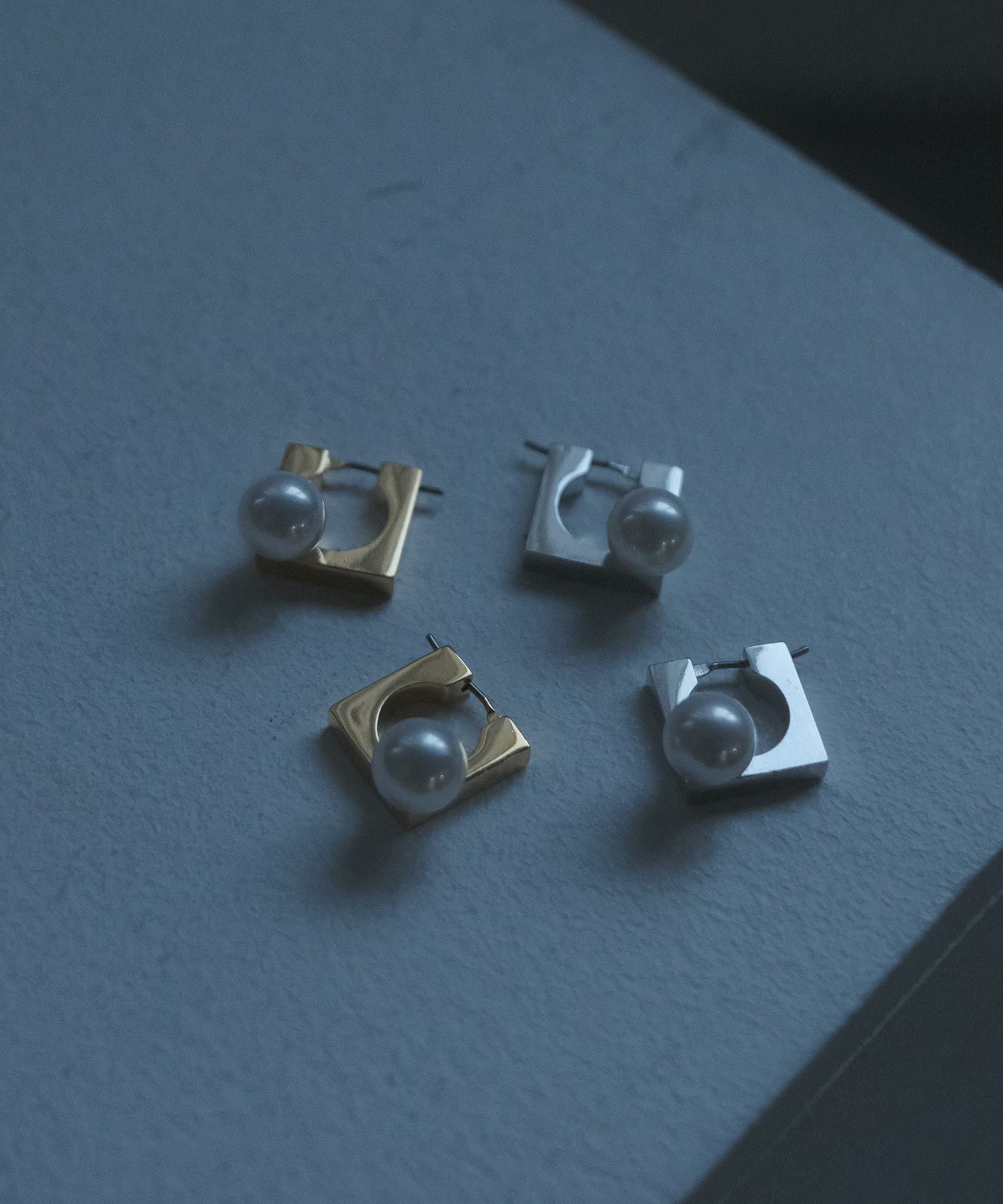 ポリッシュシェルパールスクエアチタンポストピアス