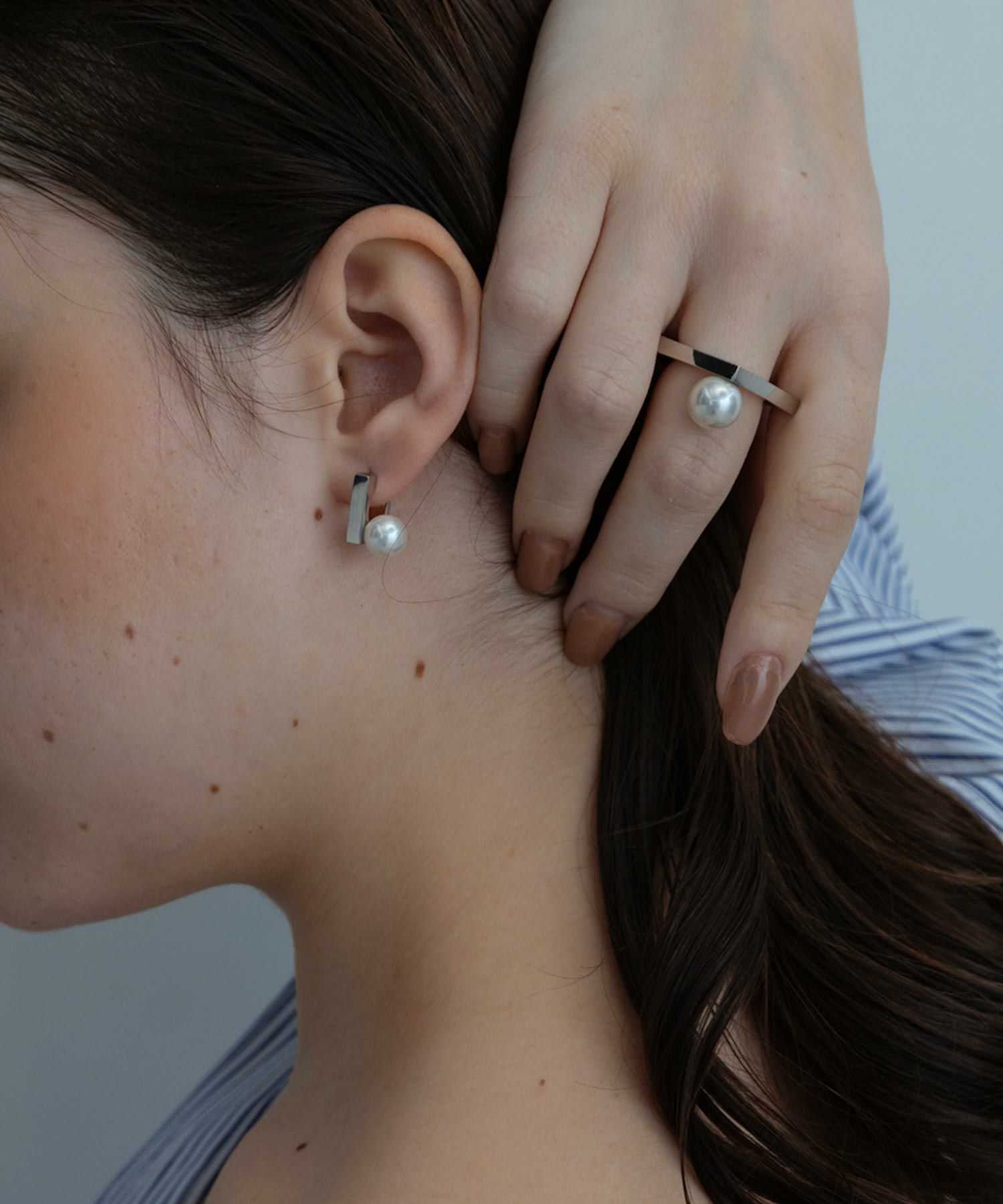 ポリッシュシェルパールスクエアチタンポストピアス