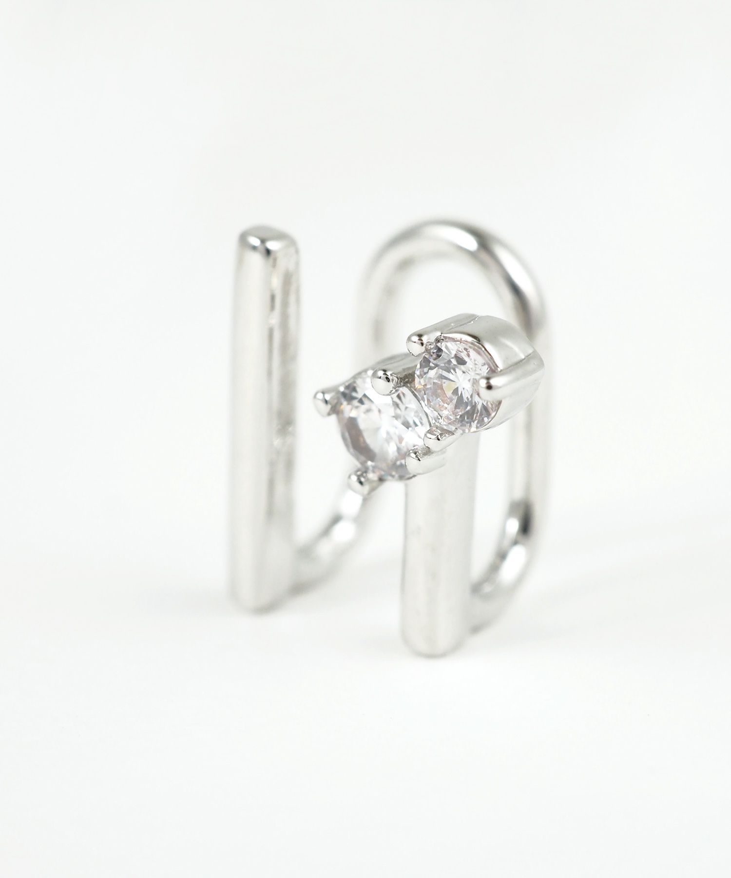 ツインジルコニア＆バーラウンドメタルイヤリング